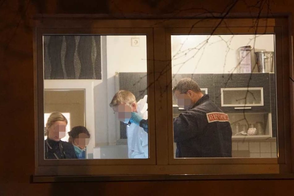 Ermittler bei der Spurensicherung in der Tatwohnung.