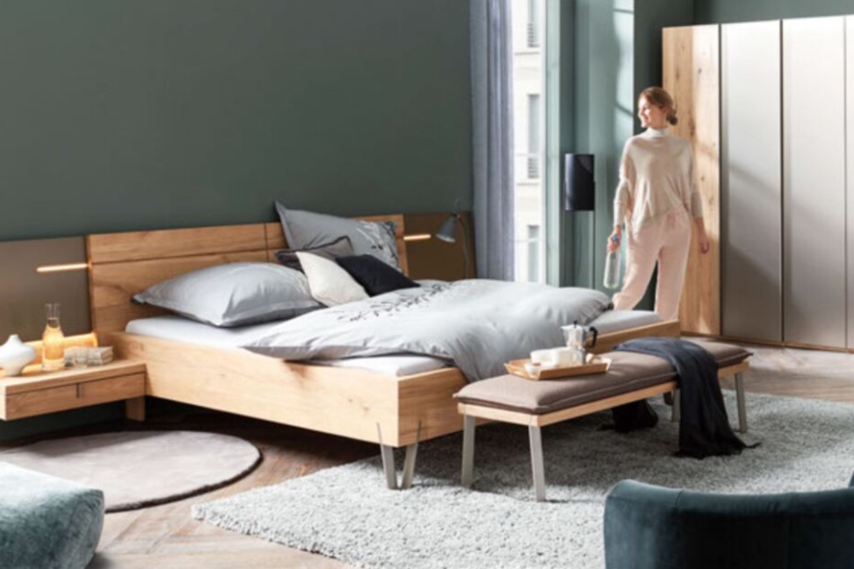 Bettanlage für 1.699 Euro; Drehtürschrank für 1.999 Euro.
