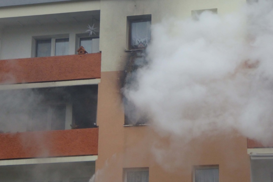 Der dichte Rauch drang durch die Fenster schon nach außen. Deutlich zu erkennne sind die Rußspuren an Balkon und Fenster.