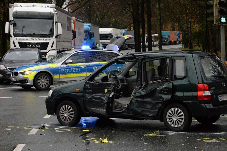 Die Polizei sperrte die Carl-Bertelsmann-Straße für rund eine Stunde.