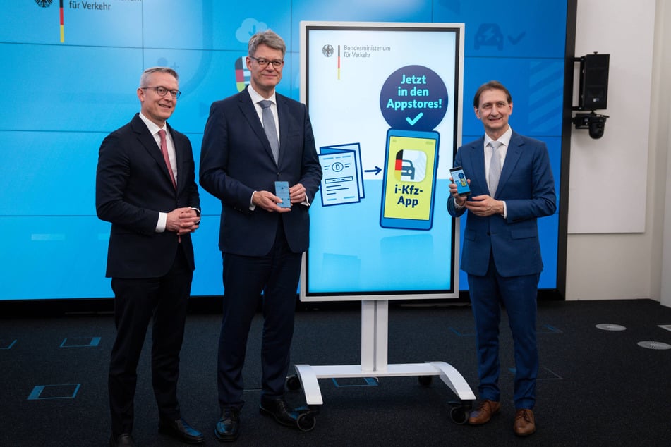 Stellten die i-Kfz-App am 6. November vor: Bundesverkehrsminister Patrick Schnieder (57, v.l.), Digitalisierungsminister Karsten Wildberger (56, beide CDU) und Richard Damm (51) vom Kraftfahrtbundesamt.