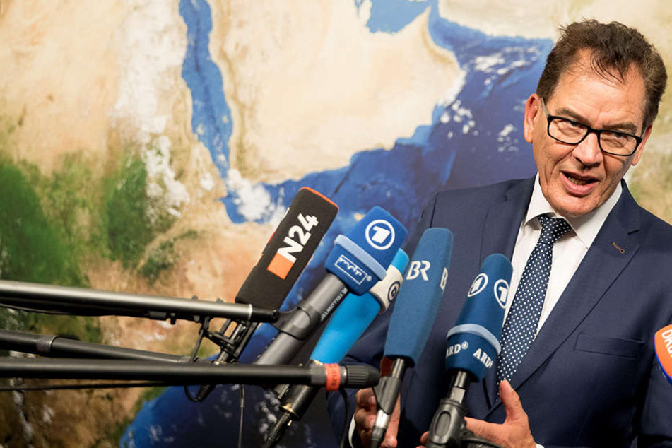 Bundesentwicklungsminister Gerd Müller (61) warnt vor einer riesigen Flüchtlingswelle.