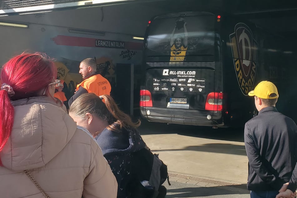 Gegen 12.30 Uhr fuhr der Mannschaftsbus von Dynamo Dresden vor.