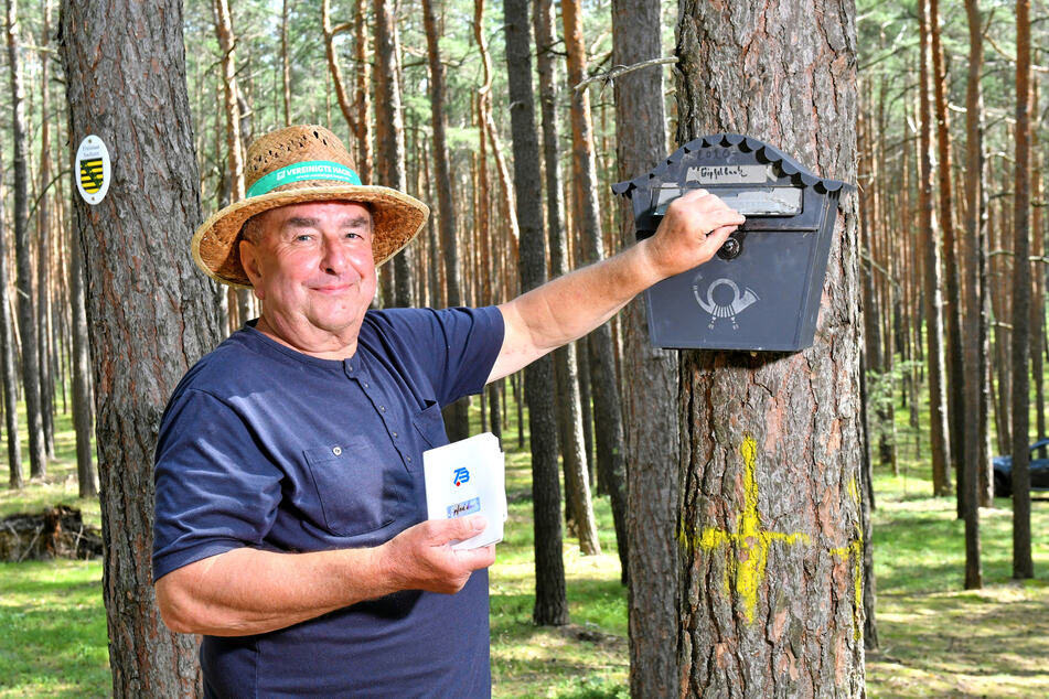 Das ist die Höhe! Günter Hetmank (69) mit dem Gipfelbuch auf dem Ochsenberg.