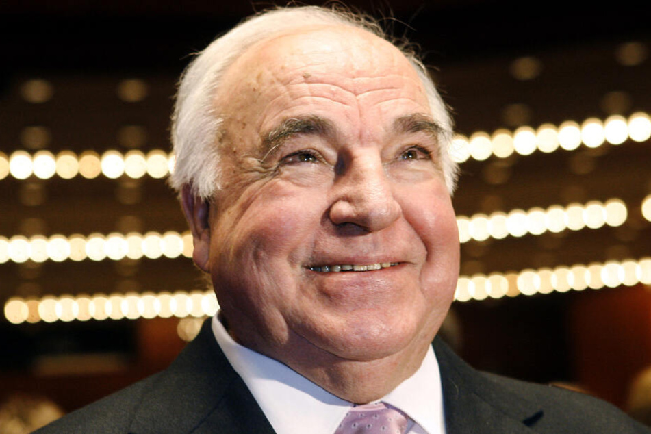 2006: Alt-Bundeskanzler Helmut Kohl lächelt in der Alten Oper in Frankfurt vor der Verleihung des Konrad-Adenauer-Preises für Kommunalpolitik in die Kameras.