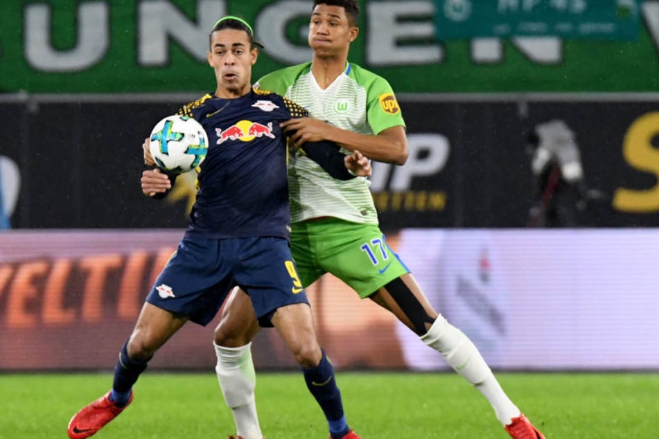 RB Leipzig (hier: Yussuf Poulsen, vorn, gegen Felix Uduokhai) behauptete den Ball sehr oft. Ihre Überlegenheit reichte jedoch nicht zum Sieg.