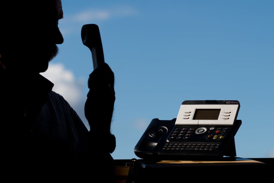 Die Betrüger geben sich am Telefon als Polizisten aus. (Symbolbild)