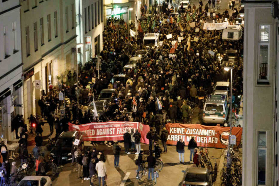 Hunderte Demonstranten demonstrieren vor der FDP-Zentrale in Berlin.