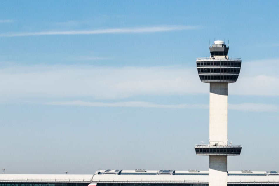 Das Flugzeug musste eine Sicherheitslandung durchführen. (Symbolbild)