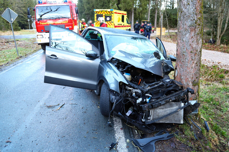 Schwerer Unfall im Erzgebirge: Auto kracht gegen Baum