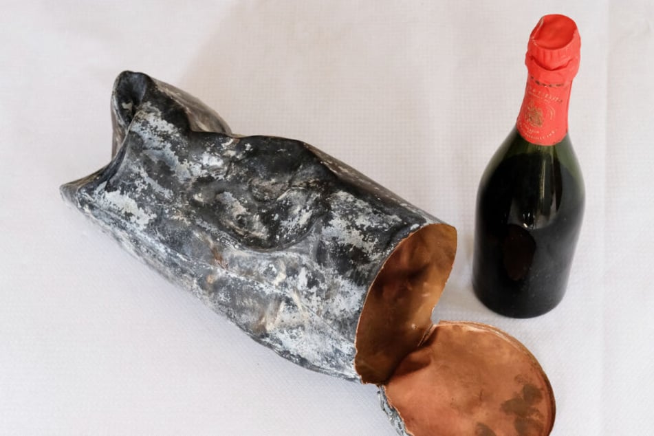 Bei Bauarbeiten an einer Brücke an der Unstrut in Nebra wurde die Flasche in einer Zeitkapsel gefunden.