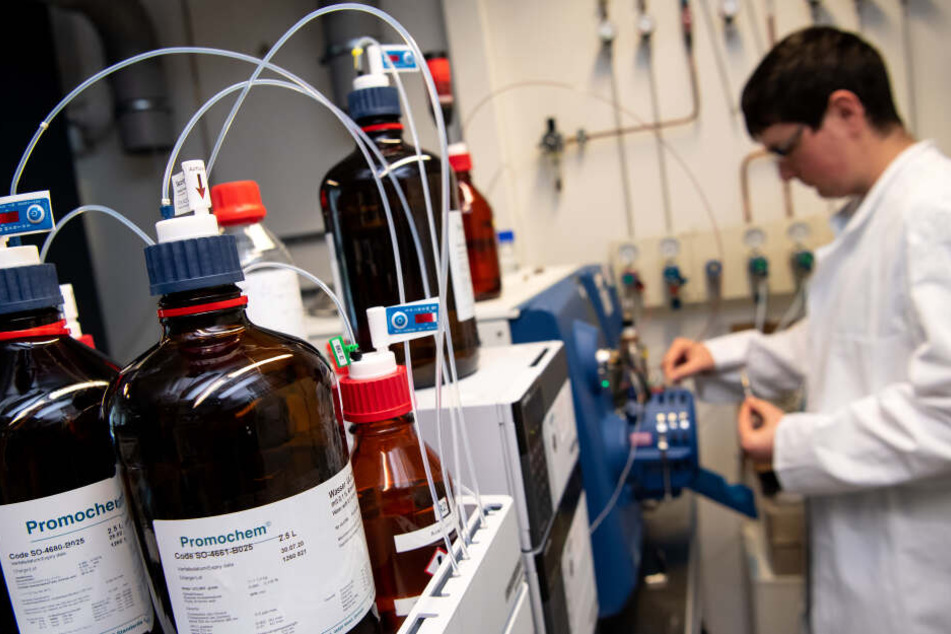 Ein Labormitarbeiter im Labor des Bayerischen Landeskriminalamtes (LKA) untersucht eine Probe mit einem Chromatographen.