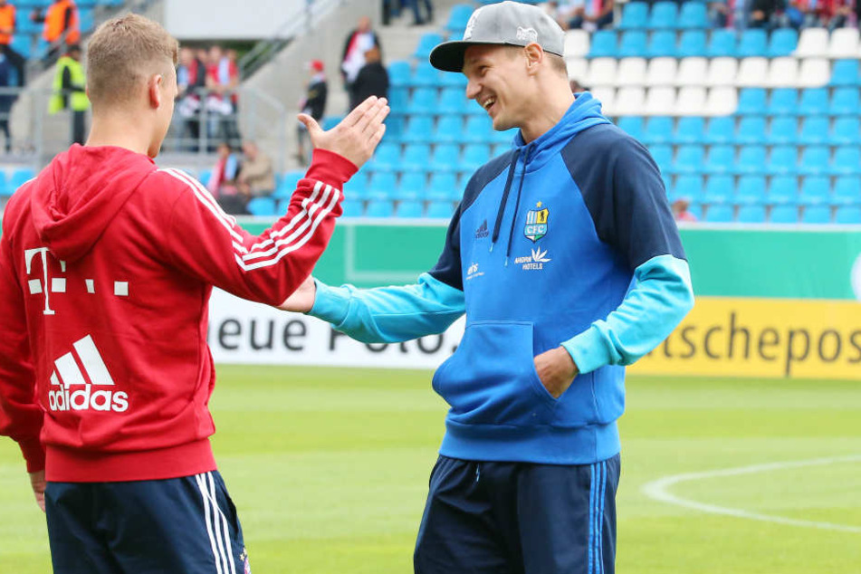 Die Kumpels Joshua Kimmich (l.) und Daniel Frahn bei der Begrüßung vorm Spiel.