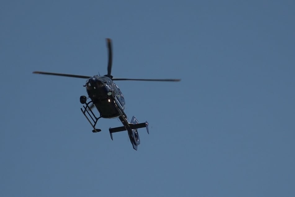 Die Feuerwehr war mit vereinten Kräften im Einsatz. Auch ein Hubschrauber der Bundespolizei brachte Löschwasser.