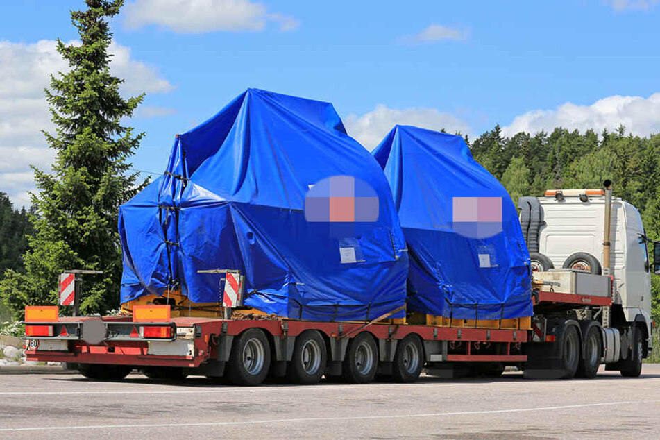 Die Ermittlungen ergaben, dass die Diebe mit Spezialkran und Tieflader ausgerüstet gewesen sein müssen. (Symbolbild)
