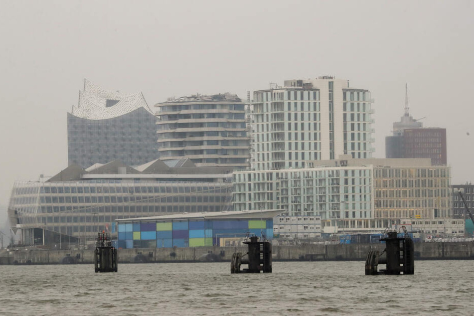 Dunst liegt über der Skyline der Hafencity mit der Elbphilharmonie (links) und weiteren Gebäuden.
