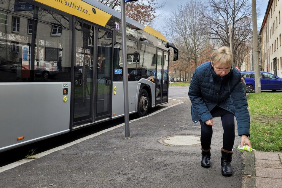 Leipzig: Schildbürgerstreich an Leipziger Bushäuschen: Wo bleiben die Mülleimer?