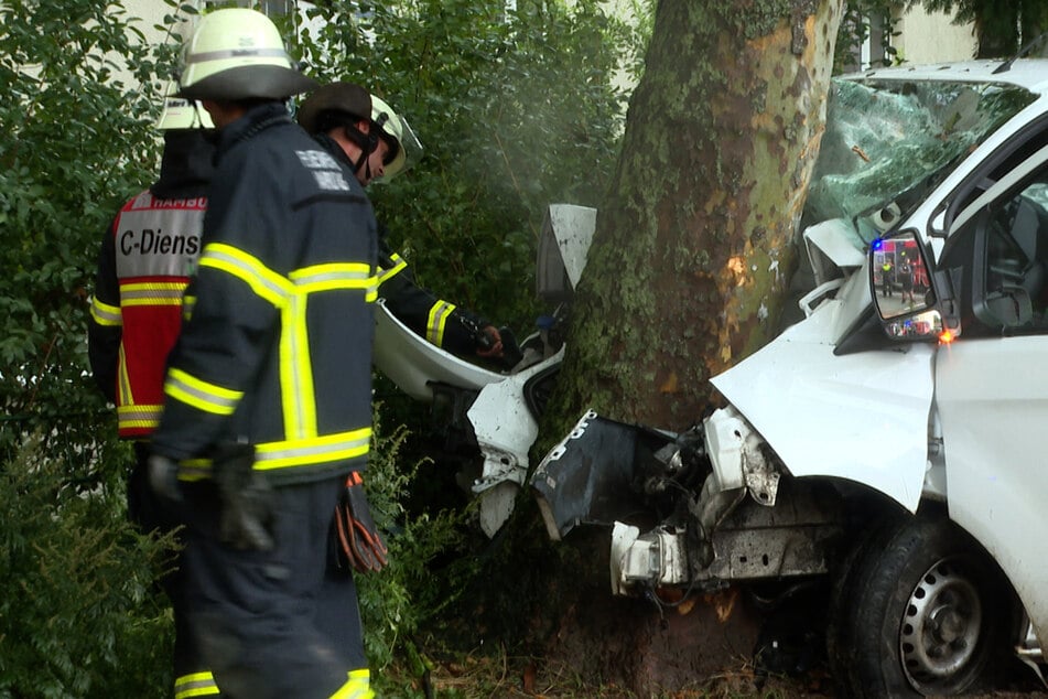 Transporter kracht gegen Baum: Fahrer schwer verletzt