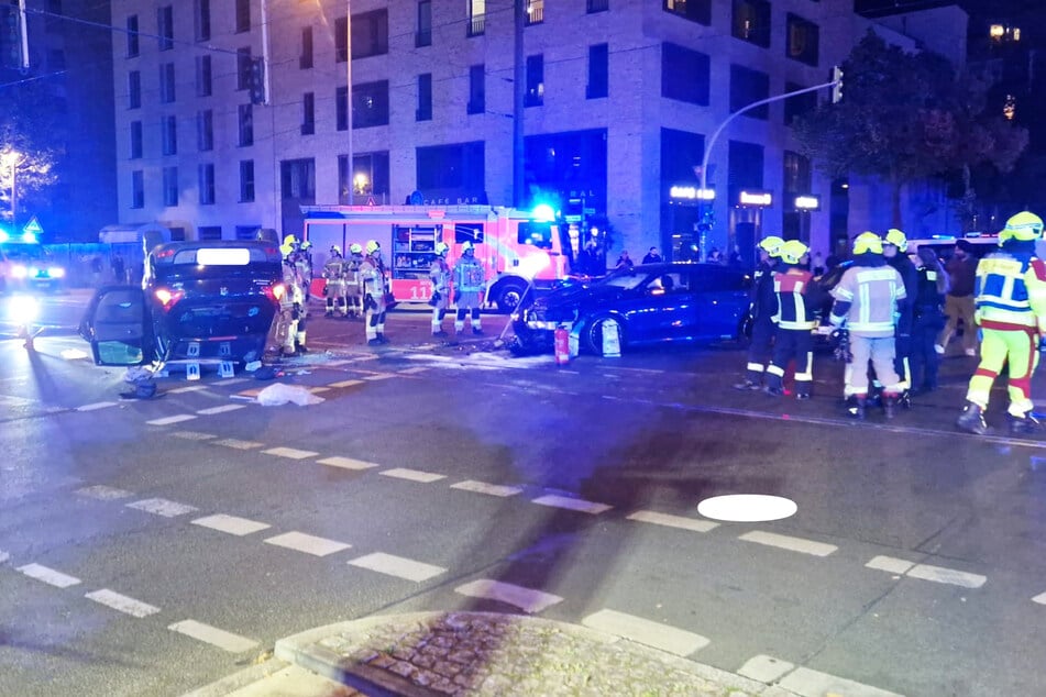 Die Kreuzung blieb infolge des Unfalls bis spät in die Nacht gesperrt.