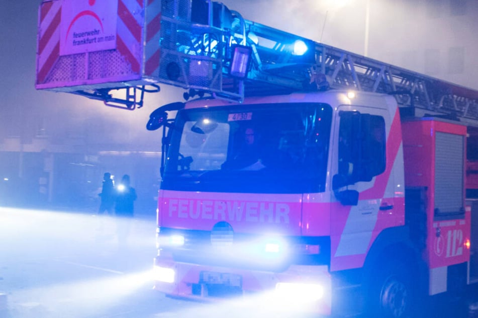Die Feuerwehr musste am Donnerstagabend einen Wohnhaus-Brand in Frankfurt löschen (Symbolbild).