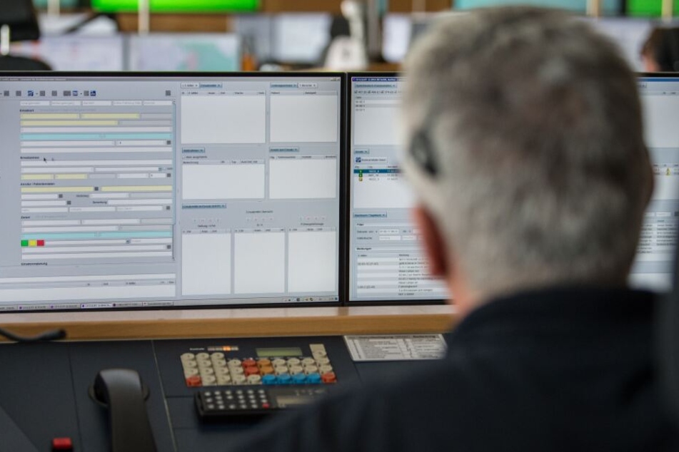 Mit dem Softwaresystem Ivena disponiert die Regionsleitstelle der Feuer- und Rettungswache Hannover die Einsätze.