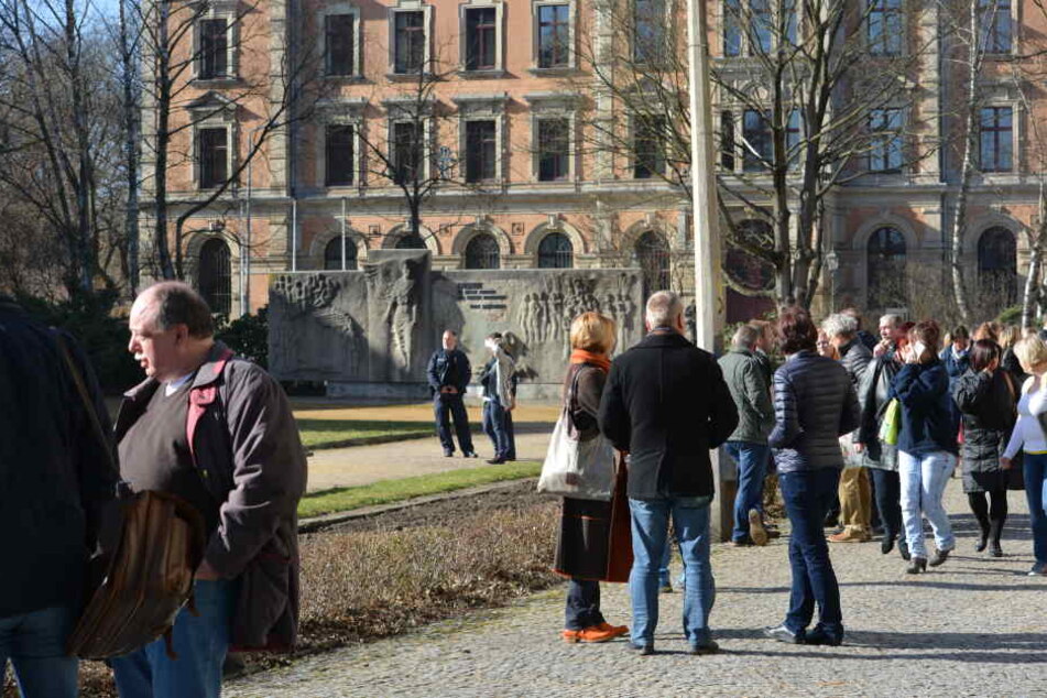 Die Evakuierten warteten vor dem Gericht.