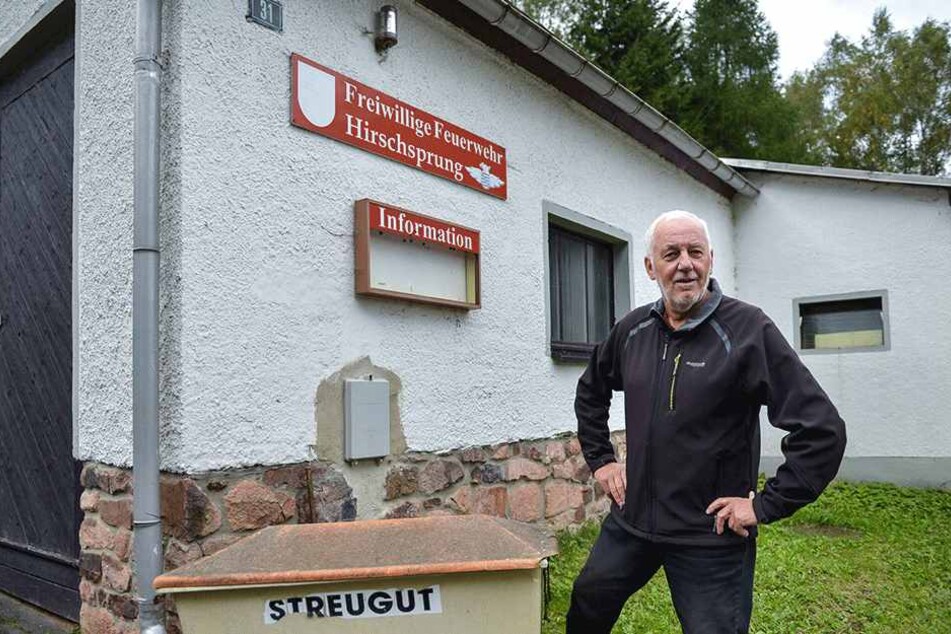 Der Infokasten leer, die Feuerwehr gibt es nicht mehr: Roland Schickel (72)
vorm sanierungsbedürftigen Wahllokal in Hirschsprung, das am Sonntag geschlossen
bleibt.