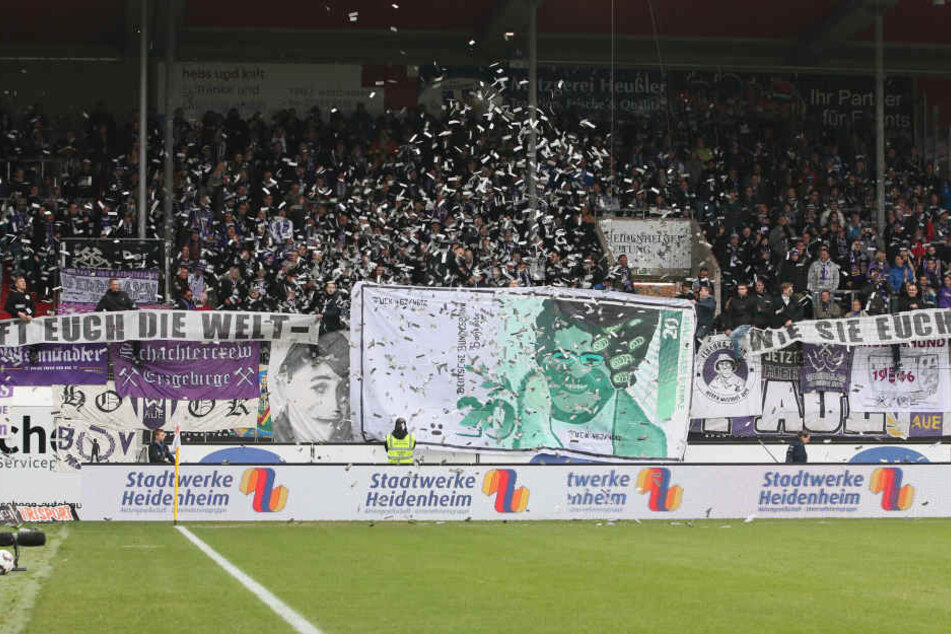 Anpfiff in Heidenheim: Die Aue-Fans rollten das Banners aus und warfen fingierte Geldscheine auf den Rasen.