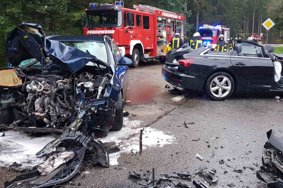 Die Feuerwehr geht am Unfallort ihrer Arbeit nach.