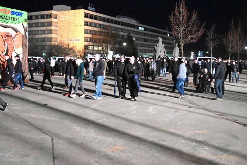Der Zug der rechten Demonstranten hat sich noch nicht in Bewegung gesetzt.