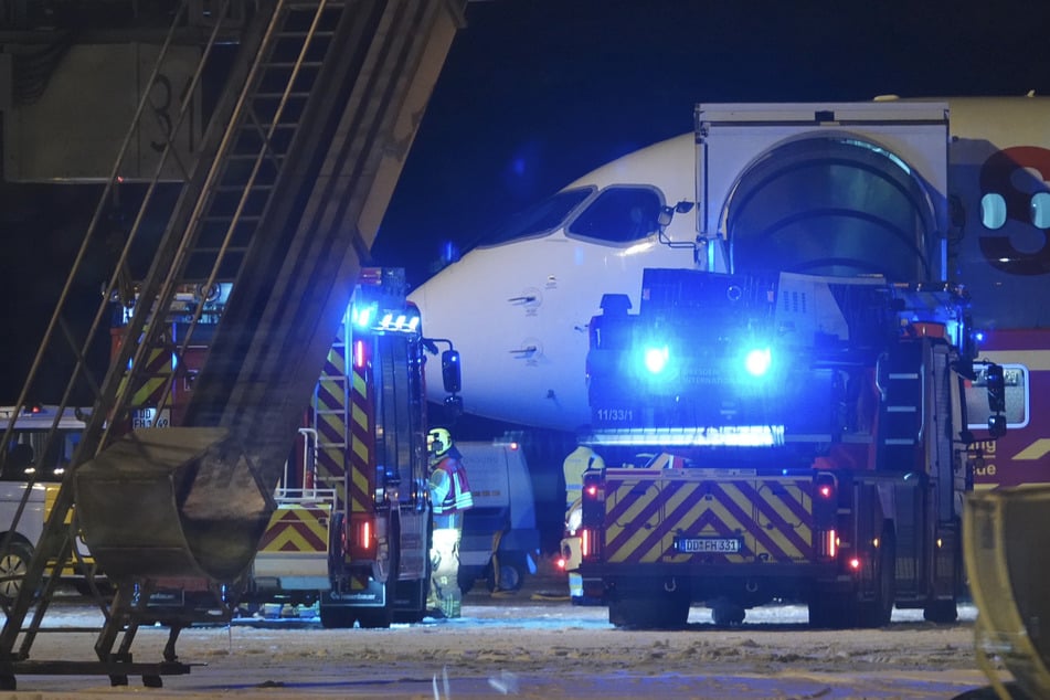 Dresden: Notlandung am Flughafen Dresden: Mehr als 100 Feuerwehrleute im Einsatz