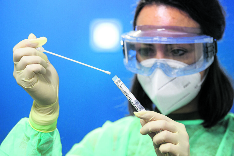 Eine Ärztin hat einen PCR-Test durchgeführt. Nur diese Testmethode bestimmt darüber, wer als "Positiver" in die sächsische Corona-Statistik kommt.