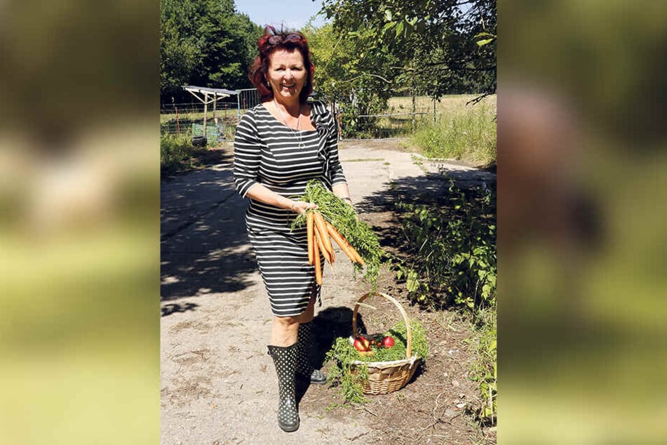 Mit Gummistiefeln und Möhren im Körbchen besucht IT-Unternehmerin Viola Klein (61) die alten Kühe und Ochsen auf dem Gnadenhof.