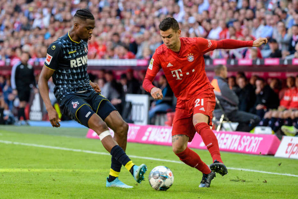 Kingsley Ehizibue und Coutinho im Zweikampf.