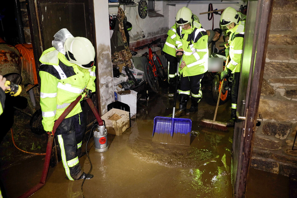 In der Gemeinde Sehmatal im Erzgebirge liefen einige Keller voll. Die Feuerwehr kümmerte sich um die Überschwemmungen.