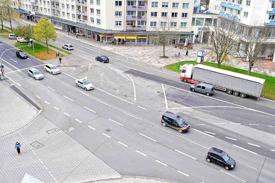 Blick auf den Flicken-Teppich. So sieht die Theaterstraße nach einer Woche
Baustellen-Chaos aus.