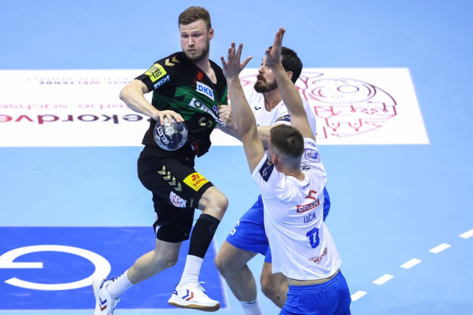 Magdeburgs Philipp Weber (30, l.) im Spiel gegen Plocks Spieler Tin Lucin (23, vorn) und Mirsad Terzic (39).