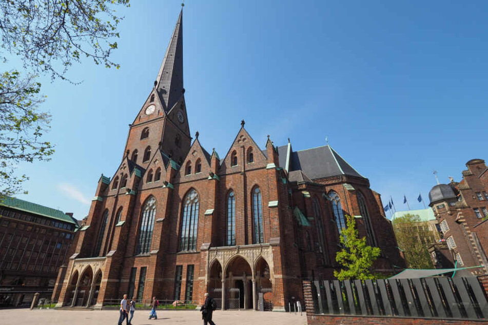 Die St. Petri Kirche in Hamburg liegt direkt an der Mönckebergstraße.