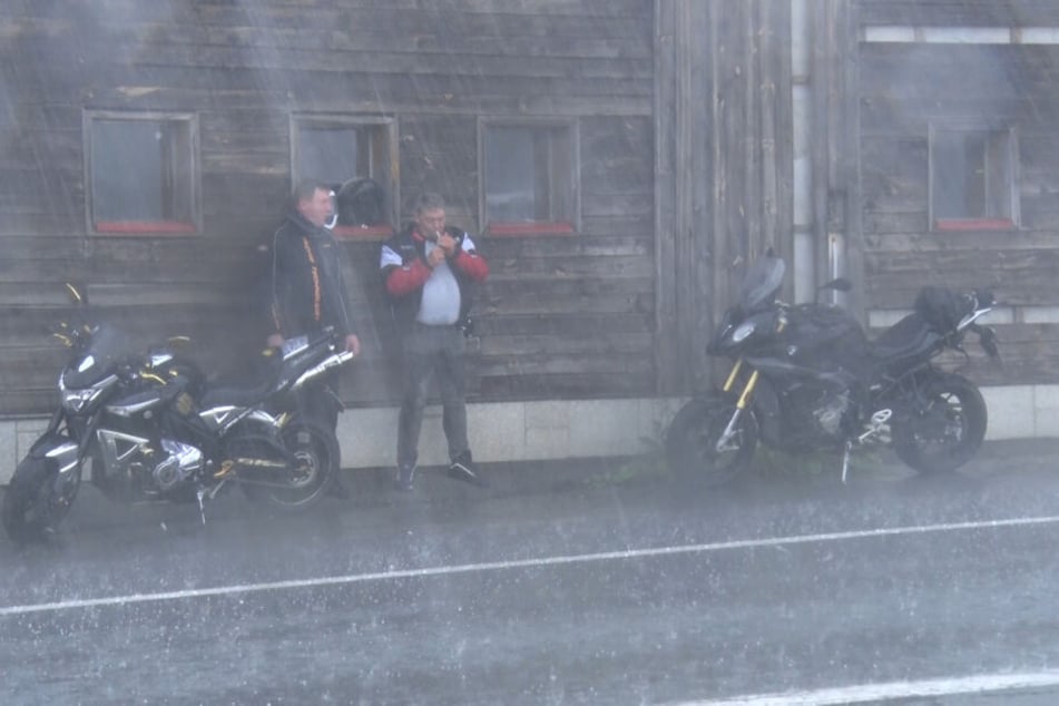 Nichts geht mehr: Viele Biker haben bei dem Starkregen ihre Fahrt unterbrochen und Schutz vor den Wassermassen gesucht.