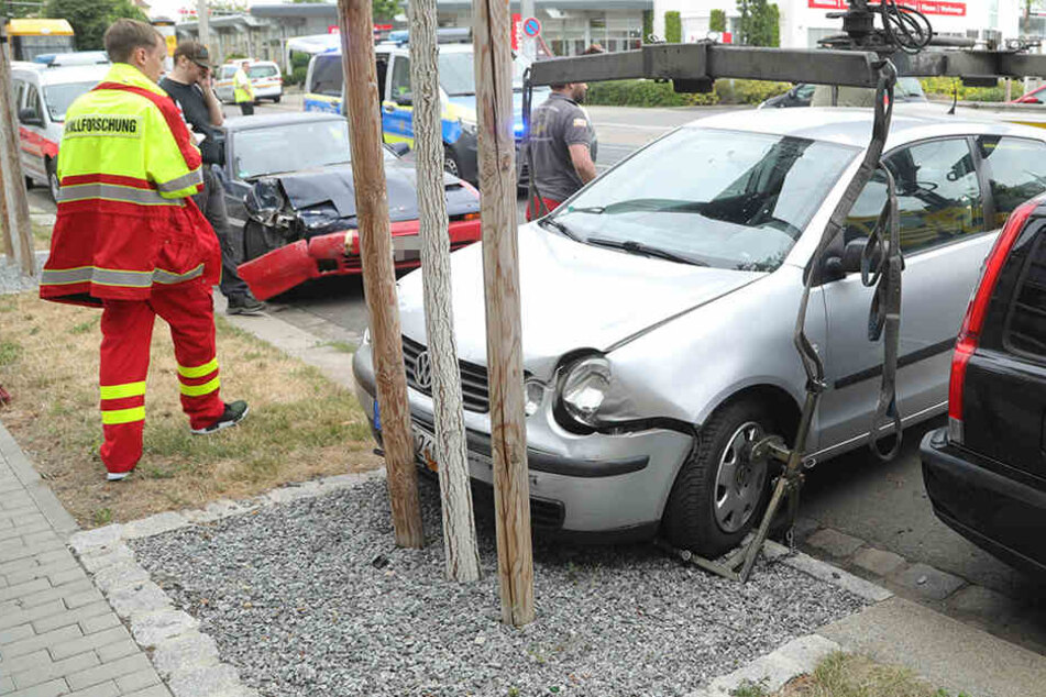 Der Toyota (links) knallte in den Polo, der dann wiederum in zwei vor ihm geparkte Wagen krachte.