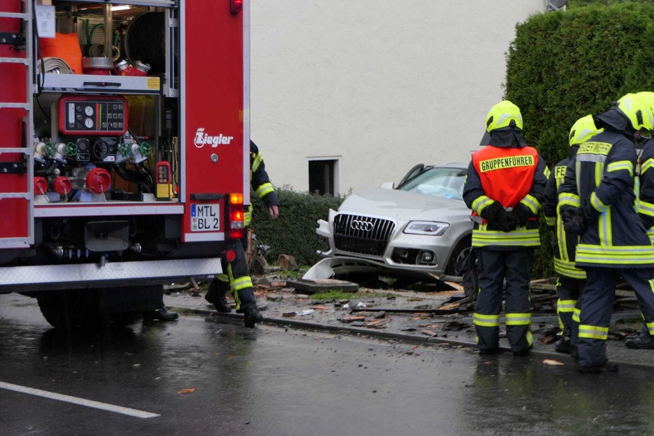 Der Audi war von der Bundesstraße abgekommen, daraufhin mit einer Säule zusammengekracht und schließlich auf dem Grundstück zum Stehen gekommen.