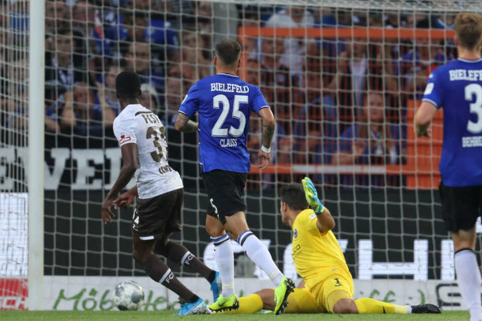 Christian Joe Conteh schiebt den Ball an Arminia Keeper Stefan Ortega zur Gäste-Führung ins Tor.