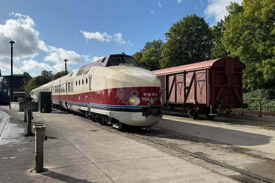 Noch ist der DDR-Schnellzug als vierteiliger Verband unterwegs.