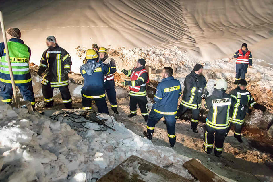 Etwa 40 Kameraden von Feuerwehr und THW waren in Johanngeorgenstadt im Einsatz.