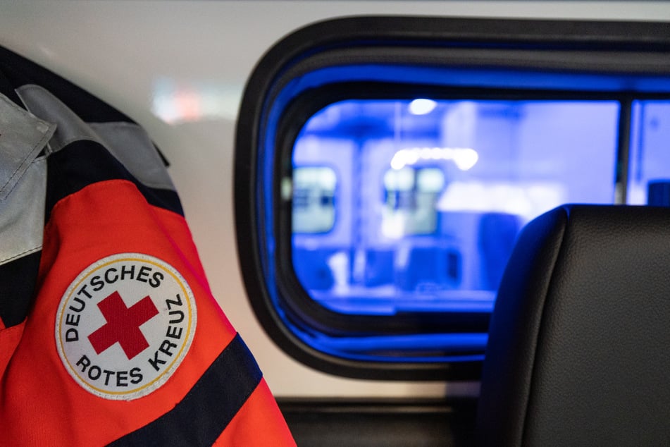 Beide wurden von Rettungskräften in Krankenhäuser transportiert. (Symbolfoto)
