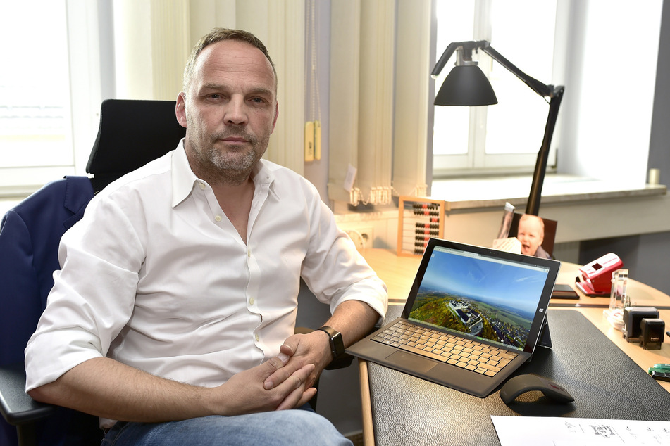 Foto m:
Bürgermeister Dirk Neubauer (48, SPD) redet jetzt online mit den Augustusburgern.