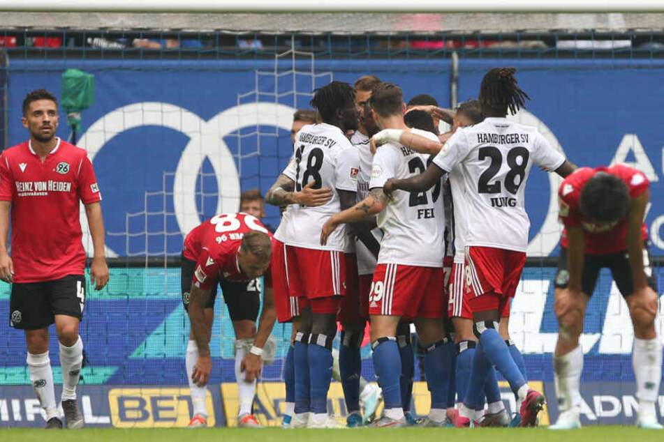 Kollektiver Jubel: Die Mannschaft freut sich mit Sonny Kittel über seinen Treffer zum 1:0.