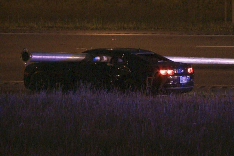 Rätselhaft! Der Chevrolet Camaro wurde von einem Lichtmast aufgespießt.