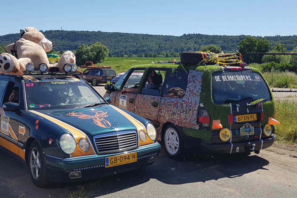 Ein echter Hingucker: Eines der Fahrzeuge war sogar mit Kunstrasen überklebt.