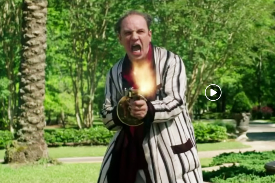 Al Capone (Tom Hardy) schießt mit seiner Maschinenpistole um sich.
